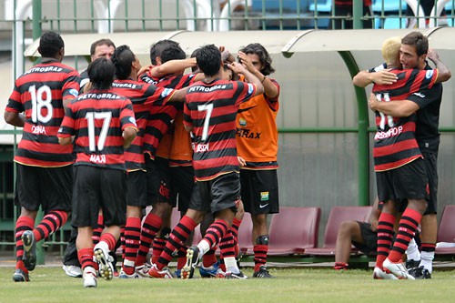 DE VIRADA, FLAMENGO VENCE O BANGU: 2 A 1