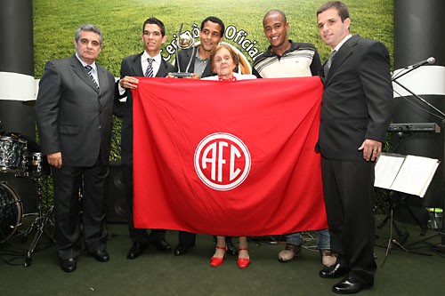 América recebe o Troféu de Campeão Estadual da Série B