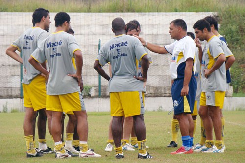 Macaé Esporte inicia treino com bola