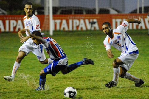 DEBAIXO DE MUITA CHUVA, FRIBURGUENSE VENCE O CAXIAS EM XERÉM: 1 A 0