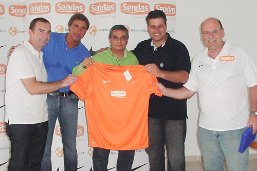 PRESIDENTE DA FERJ RECEBE HOMENAGEM DO SENDAS ESPORTE