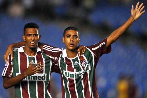 EM OUTRA VIRADA, FLUMINENSE VENCE O CLÁSSICO E SE CLASSIFICA: 2 A 1