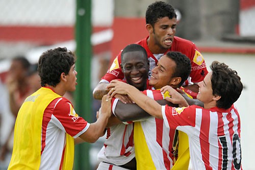 BANGU VENCE E CONTINUA SONHANDO COM UMA VAGA NAS SEMIFINAIS: 2 A 1