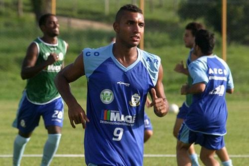 JONES NÃO VÊ A HORA DE MARCAR O PRIMEIRO GOL NO RETORNO AO MACAÉ