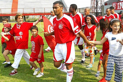 Romário participa de coletivo e marca gol