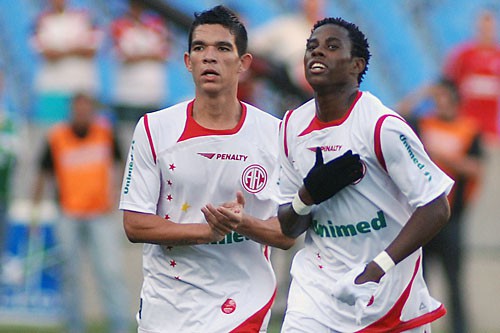 América goleia e segue na ponta do Grupo A: 4 a 0