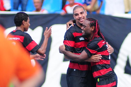 Com dois gols do estreante Vágner Love, Flamengo vence o Bangu: 2 a 1