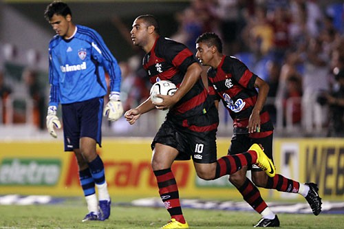 Com três gols de Adriano, Flamengo vira e vence o clássico: 5 a 3