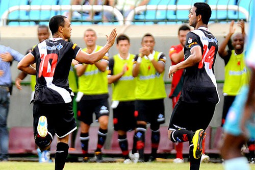 Com três gols de Dodô, Vasco vence e se aproxima das semifinais: 3 a 0