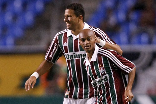 Fluminense vence o clássico e segue na liderança do Brasileirão