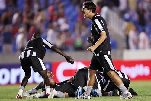 De virada, Botafogo vence o Flamengo e está na final: 2 a 1