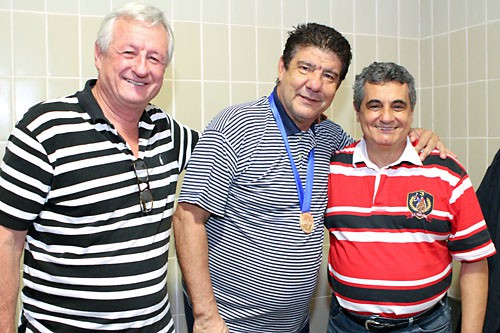 Papai Joel recebe a medalha de campeão das mãos de Rubens Lopes