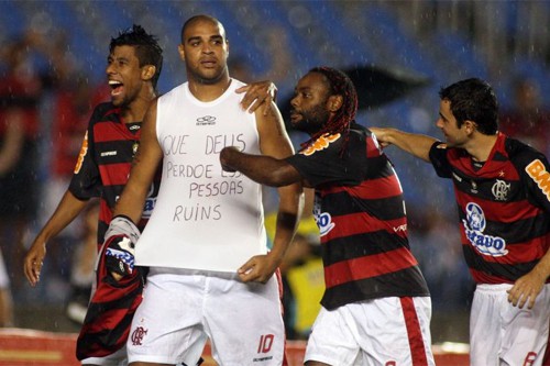 Dodô perde dois pênaltis, Adriano marca e Flamengo vence o clássico: 1 a 0