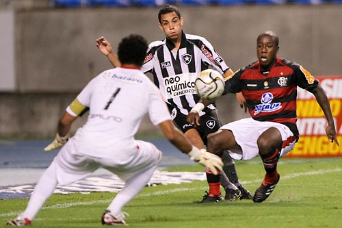 Nos acréscimos, Adriano marca e clássico termina empatado: 2 a 2