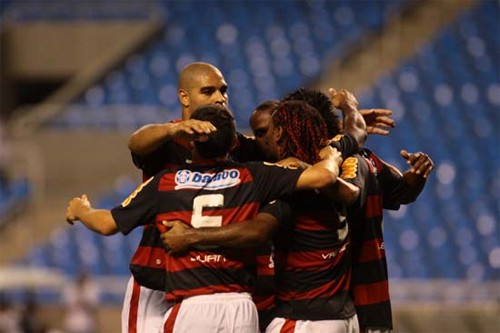 Império do Amor marca e Flamengo vence o Tigres: 3 a 1