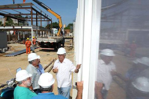 Prefeito de Macaé vistoria obras do Estádio Cláudio Moacyr de Azevedo