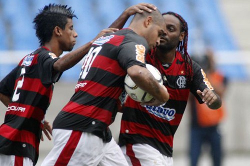 Império do Amor volta a marcar e Flamengo se classifica: 2 a 1