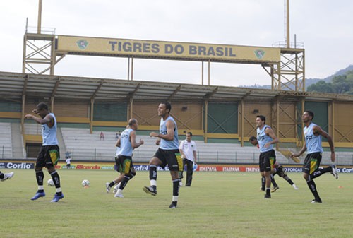 Para fugir do rebaixamento, jogadores do Tigres treinam em tempo integral