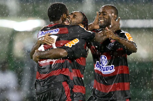 Flamengo goleia o Resende e segue na luta pelo título da Taça Rio: 4 a 0