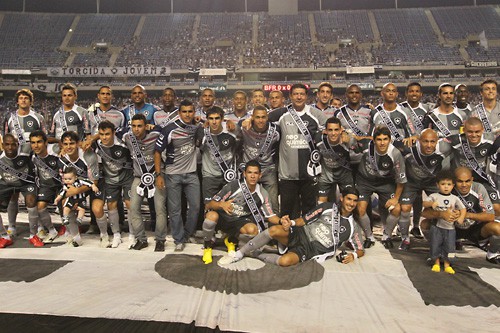 No jogo das faixas, Botafogo vence o Corinthians: 3 a 1