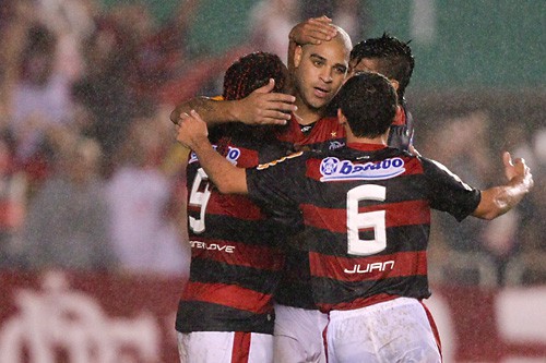 Adriano marca e Flamengo vence o Corinthians: 1 a 0