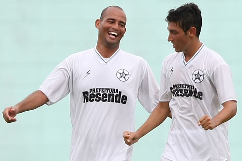 Jogadores do Resende comemoram permanência na Elite do Futebol Carioca