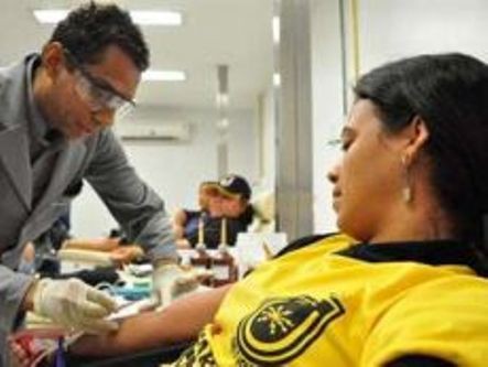 Jogadoras da equipe feminina do Volta Redonda fazem doação de sangue