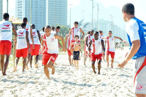 América treina na Praia da Barra visando o Brasileiro da Série D