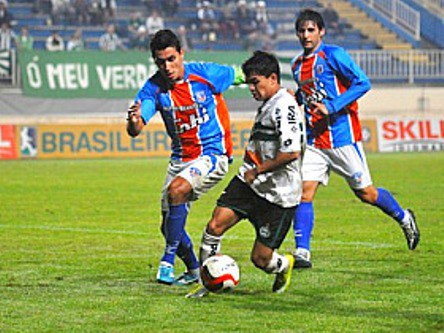 Duque de Caxias surpreende e vence o Coritiba fora de casa