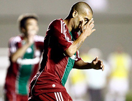 Fluminense vence o Goiás e dispara na liderança do Brasileirão: 3 a 0