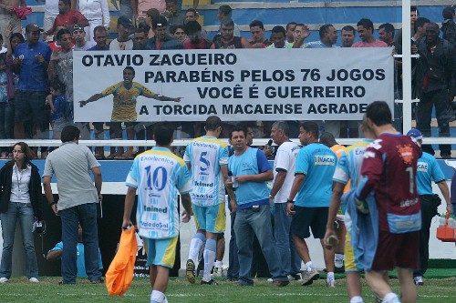 Zagueiro Otávio feliz com homenagem prestada pela torcida do Macaé