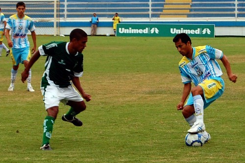 Macaé Esporte vence e está a dois jogos da Série B