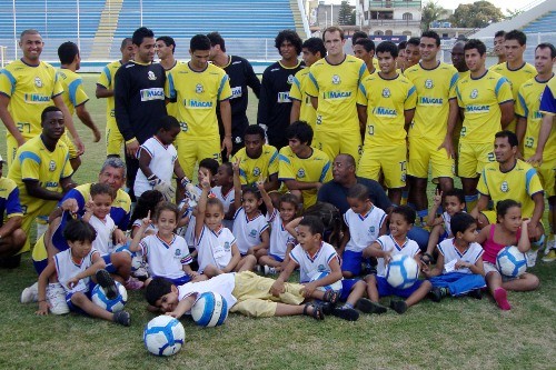 Criançada "invade" o treino do Macaé Esporte