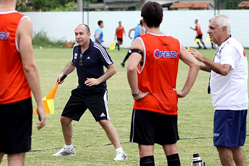 Sob os olhares de Amélio Andino, árbitros e assistentes treinam para o Carioca