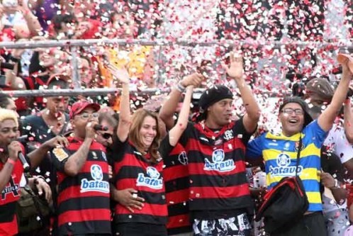 Ronaldinho é apresentado com festa na Gávea