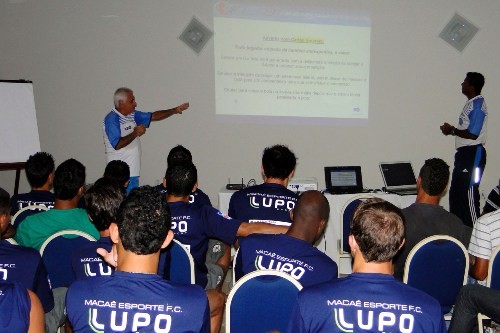 Comissão de Ensino da COAF-RJ realiza palestra para os jogadores do Macaé