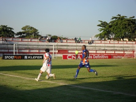 Pipico marca e Bangu derrota o Duque de Caxias