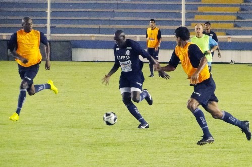 Titulares do Macaé vencem coletivo no Moacyrzão