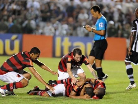 Flamengo vence o Ceará e cola nos líderes