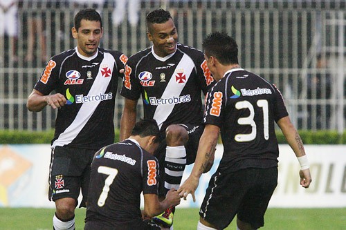 Vasco vence o Atlético/MG e segue na cola do líder