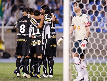 Botafogo vence e segue na briga pelo título