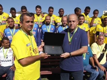 Madureira vence na despedida do técnico Roy