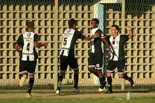 Resende vence o Bangu e segue com chances