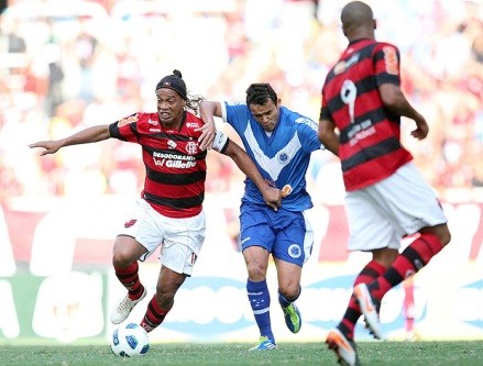 Flamengo goleia o Cruzeiro e encosta nos líderes