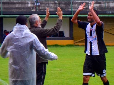 Resende vence e segue com chances de classificação