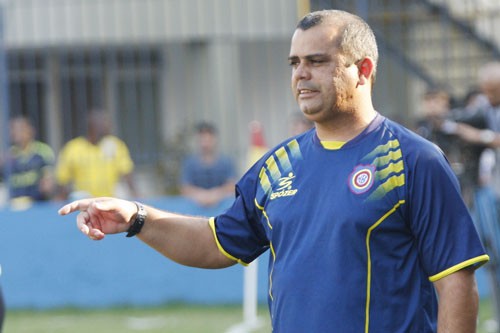 Roy realiza treino coletivo para ajustar a equipe