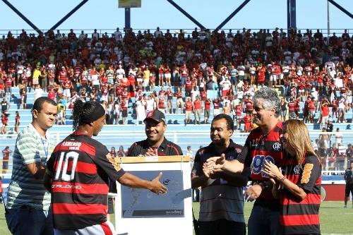 Prefeito de Macaé inaugura placa que homenageia Ronaldinho Gaúcho