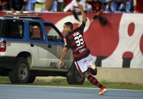 Wanderley brilha e marca na estreia de Ronaldinho Gaúcho