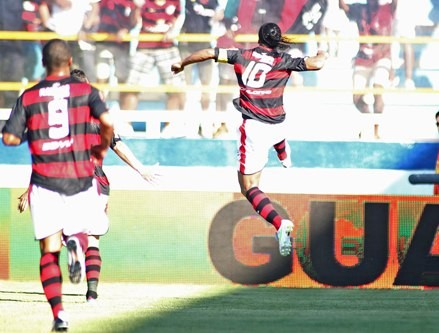 Ronaldinho marca e Flamengo garante o primeiro lugar do Grupo A