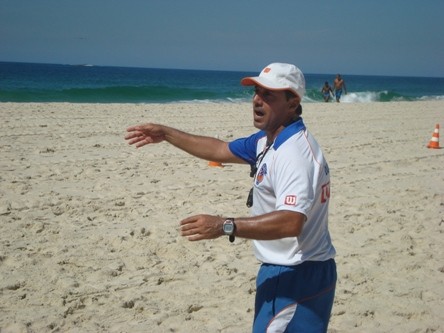 Duque de Caxias realiza treino físico na praia